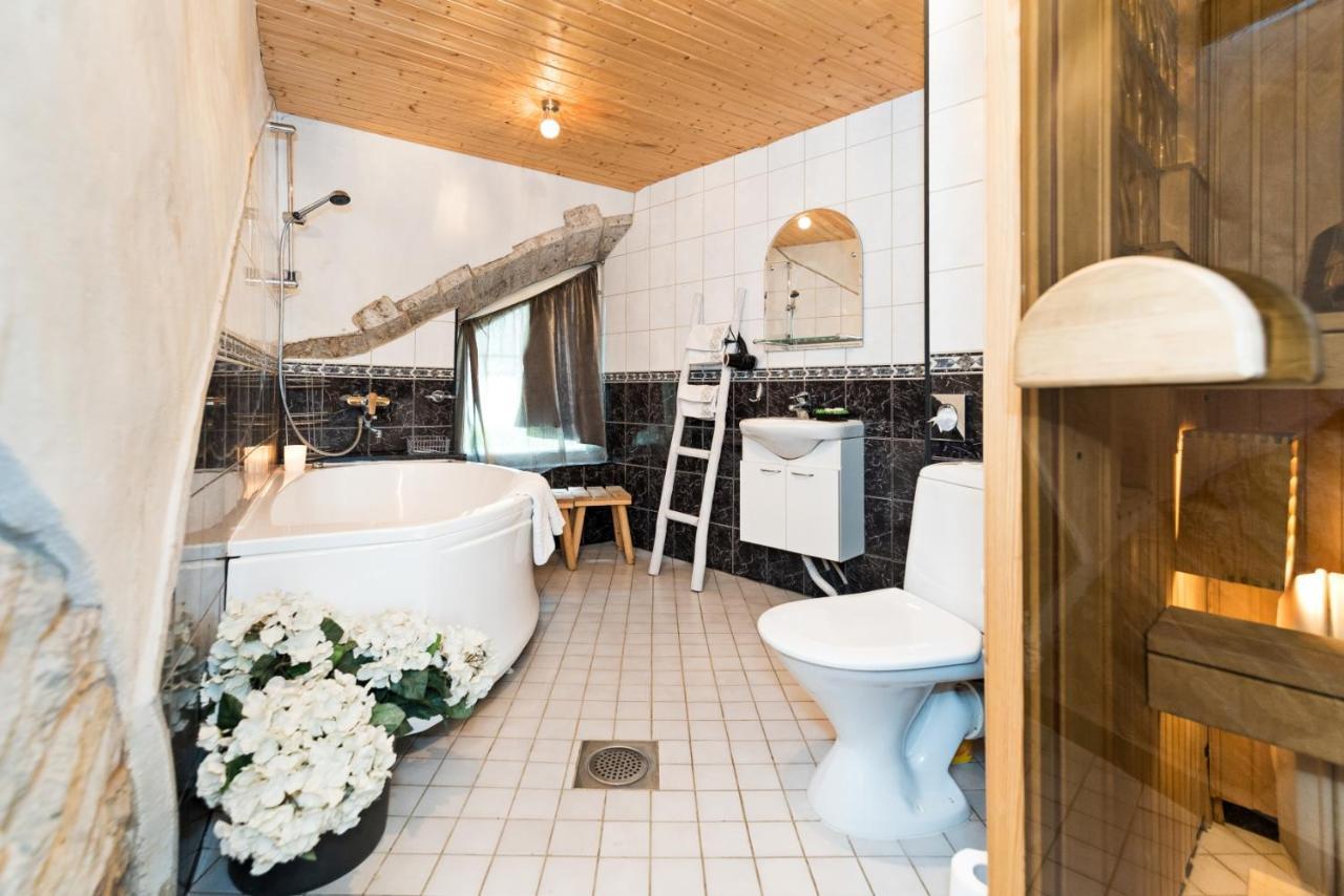 Historical Two-Bedroom Apartment With Sauna, Jacuzzi And Fireplace Tallin Zewnętrze zdjęcie